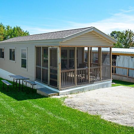 Plymouth Rock Camping Resort Deluxe Cottage Elkhart Lake Exterior photo
