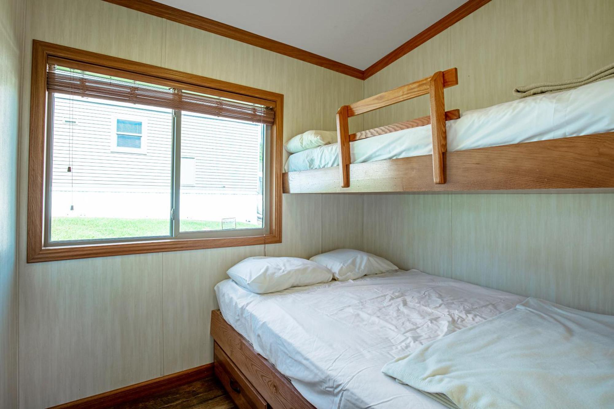 Plymouth Rock Camping Resort Deluxe Cottage Elkhart Lake Exterior photo