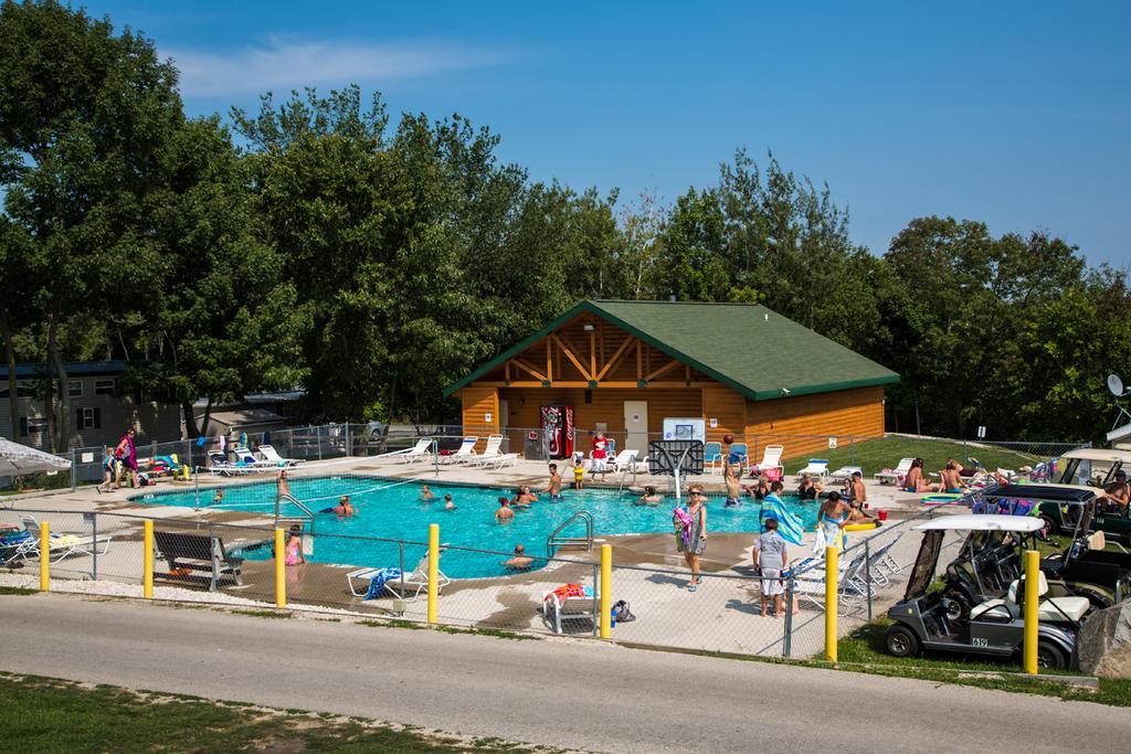 Plymouth Rock Camping Resort Deluxe Cottage Elkhart Lake Exterior photo